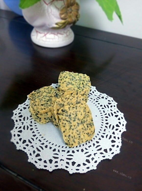 香气浓郁的黑芝麻海苔饼干