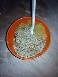 美味的红薯芝麻馅冰皮月饼做法图解5)