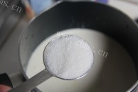 美食抹茶巴巴露佐香草奶冻做法图解4)