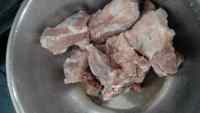 猪骨炖豆角做法图解1)