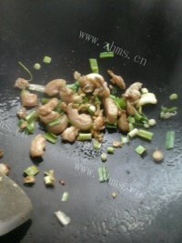 色泽鲜亮的木耳炒肉做法图解2)
