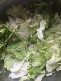 家常菜清炒手撕包菜做法图解3)
