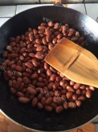 美味的炒花生米做法图解4)