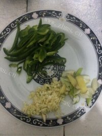 素炒茄丝做法图解2)