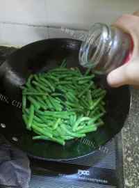 色香味俱全的干煸四季豆做法图解3)