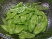 质嫩爽口的黄瓜炒肉做法图解1)