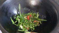绿色食物炒面做法图解5)