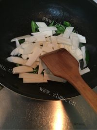 家常菜青椒炒茭白做法图解5)
