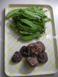香菇炒荷兰豆自制做法图解1)