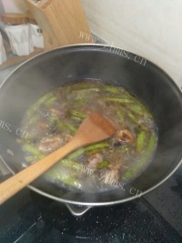 香喷喷的排骨炖豆角做法图解6)
