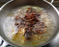 美味的珊瑚菌炖鸡块做法图解6)