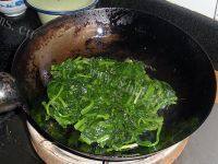  营养菠菜蛋花汤做法图解8)