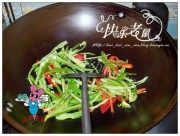 家常菜爆炒青椒墨鱼仔做法图解5)