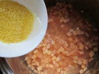 美味的红薯小米粥做法图解4)