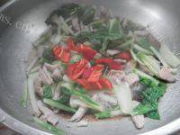 家常菜小白菜炒肉做法图解8)