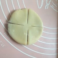 诱人的豆沙菊花酥做法图解15)