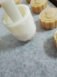 自制广式豆沙月饼做法图解8)