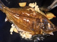 美味的红烧比目鱼做法图解3)