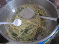 脍炙人口的芹菜土豆丝做法图解9)