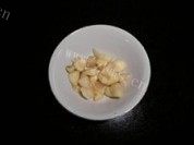 口感丰富的蒜香甜豆做法图解2)