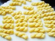 酥脆小麻花做法图解5)