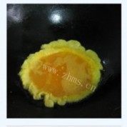 圣女果炒鸡蛋做法图解3)