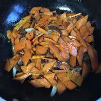 家常菜胡萝卜炒牛肉做法图解8)