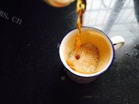 自制港式奶茶做法图解7)