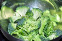 清爽的白灼西兰花做法图解2)
