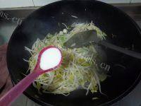 色味俱佳的素炒绿豆芽做法图解6)