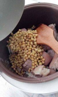 酸甜黄豆焖猪手做法图解6)