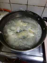 可口的鱼头豆腐汤做法图解4)