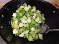 家常菜丝瓜炒毛豆做法图解5)