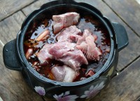 美味的酱大骨头做法图解9)