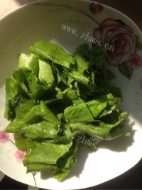 牛肉蔬菜年糕汤做法图解2)
