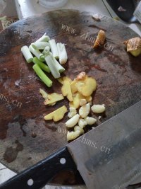 美味的芋儿烧鸡做法图解4)