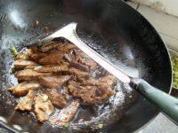 鲜嫩多汁的豌豆炒牛肉做法图解6)