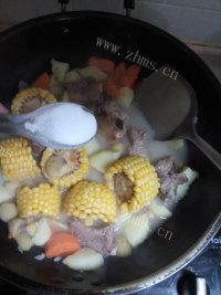 色味俱佳的玉米排骨汤
