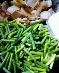 独特的蒜苔肉片做法图解2)
