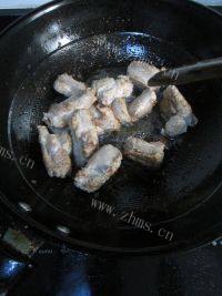 美味的话梅排骨做法图解2)