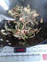 鲜香美味的干豆角烧肉做法图解9)