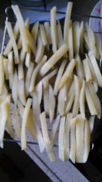 周末自制薯条做法图解4)