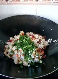 可口的腊肠芋头炒饭做法图解11)
