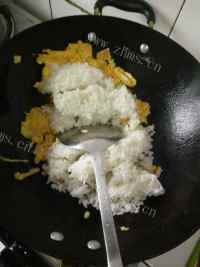 好吃的豌豆虾皮蛋炒饭做法图解5)