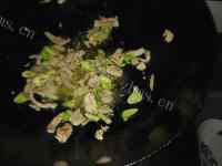 家常菜芹菜炒粉条做法图解6)