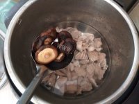 可口的干香菇猪舌头汤的做法图解七