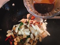 家常菜鸡腿菇炒肉片做法图解6)