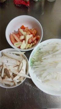 美味杏鲍菇萝卜汤面做法图解1)