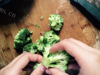 美味的猪肉煲仔饭做法图解2)