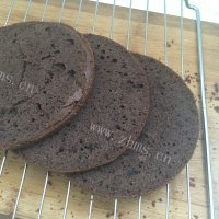 喷香的黑森林蛋糕做法图解8)